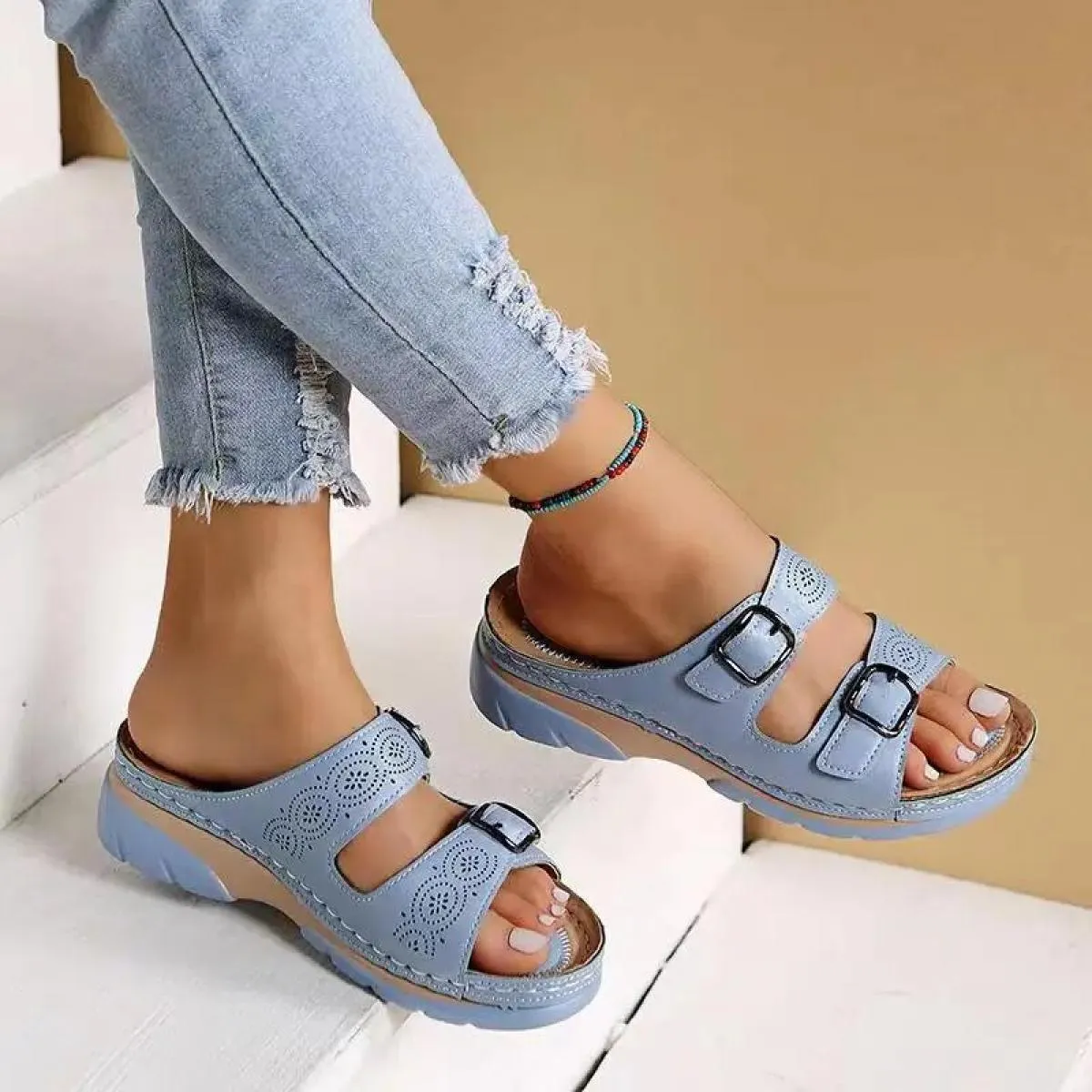 Scarpe estive da donna con punta chiusa 2023 Nuovi sandali da donna con zeppa con doppia fibbia e comfort Pantofole casual con p